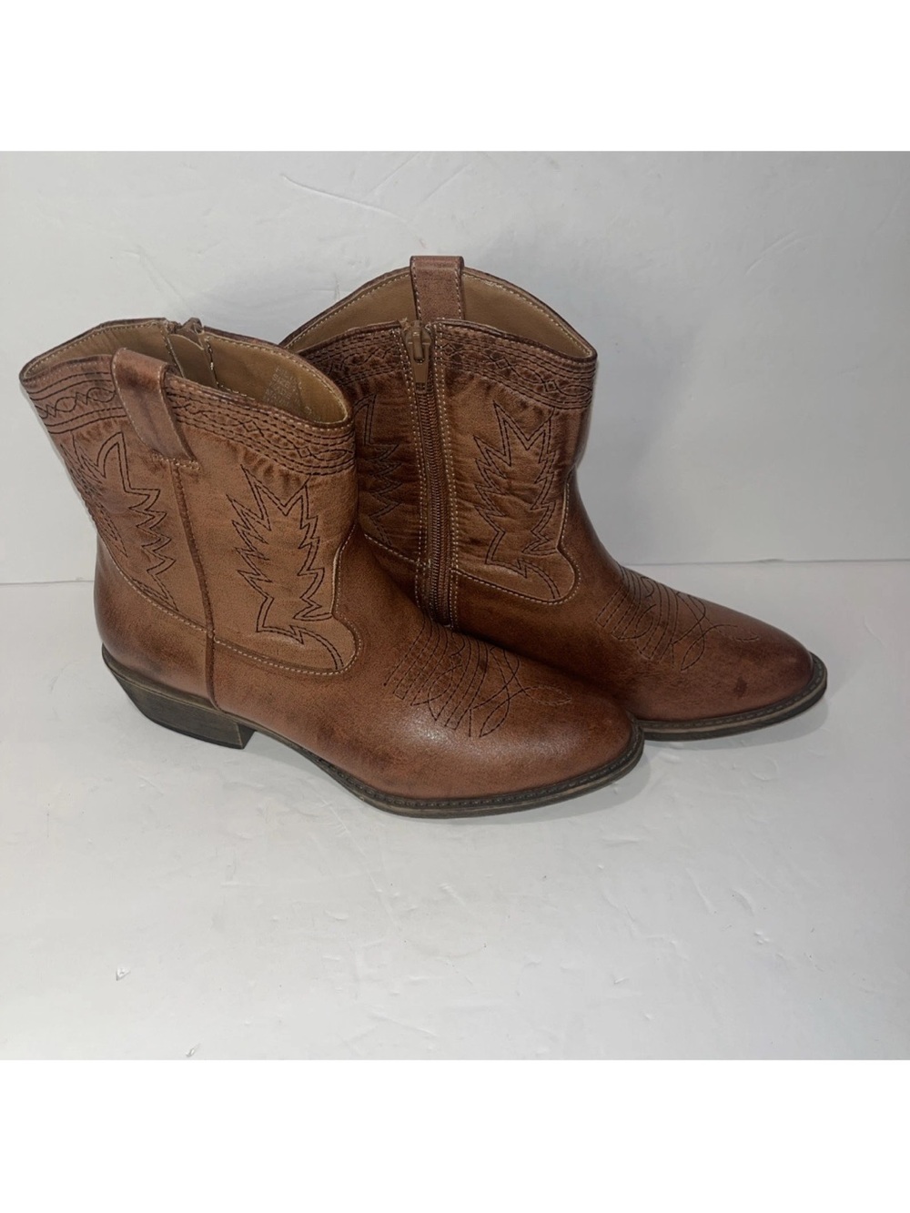 Classic Brown Leather Western Low Cut Boots - Picture 2 of 6